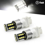 Two LED car bulbs on a white background with 'SYNETICUSA' branding.