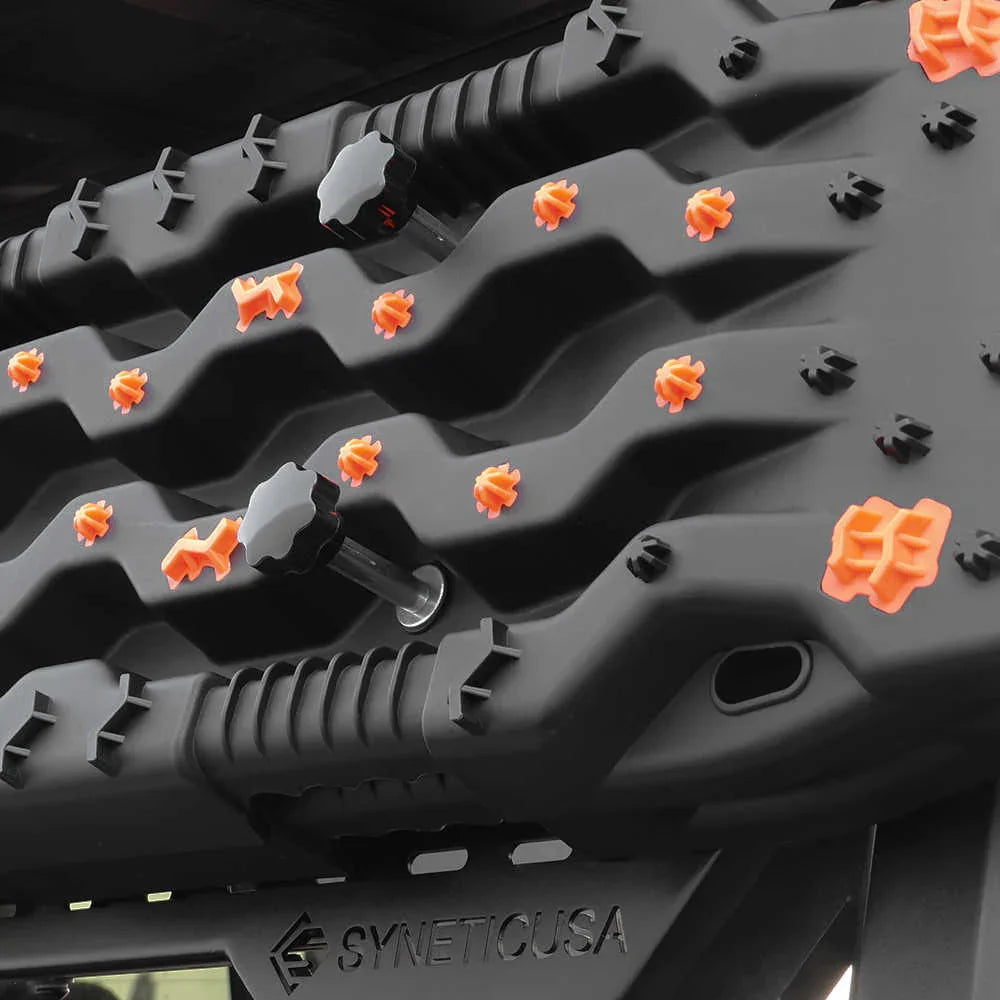 Close-up of a textured surface with orange accents and 'SYNETICUSA' branding.